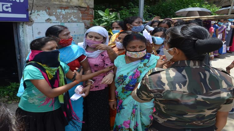 धनबाद में वैक्सीनेशन के लिए कहीं हाथापाई, तो कहीं हंगामा, सदर हॉस्पिटल में महिलाओं ने की नारेबाजी