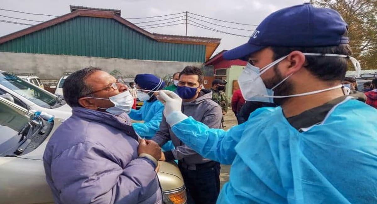 कोरोना के नए मामलों में आ रही कमी, मगर बढ़े रहे मौत के मामले, 24 घंटे में 526 मरीजों की चली गई जान