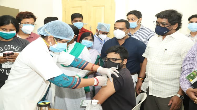 रांची में मोबाइल वैक्सीनेशन की होगी शुरुआत, कंट्रोल रूम के इन नंबर पर कॉल कर ले सकते हैं लाभ