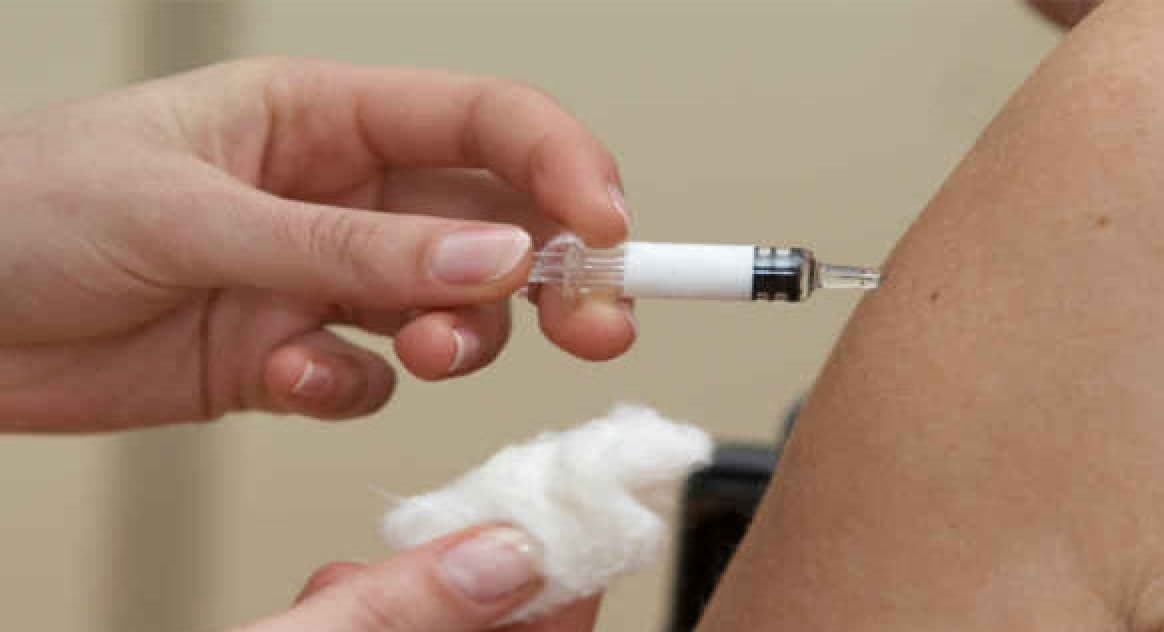 Corona Vaccine Update : कोरोना वैक्सीन लेने के एक दिन बाद व्यक्ति की मौत, मामला दर्ज