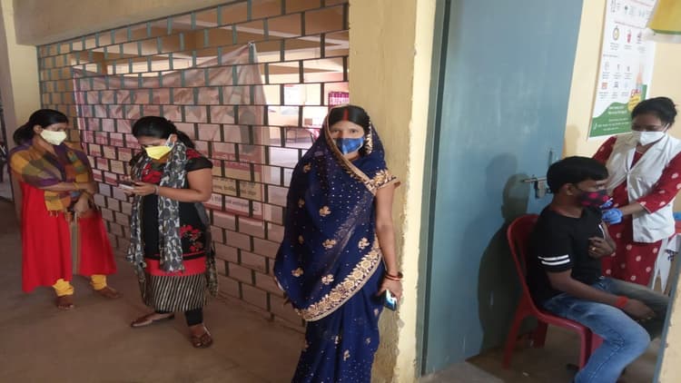 Corona Vaccination In Jharkhand : रांची में 18 प्लस वैक्सीनेशन के लिए बढ़े टीकाकरण केंद्र, 29 मई से 38 टीकाकरण केंद्रों पर लगेगी वैक्सीन