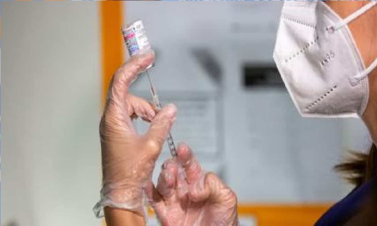 Coronavirus In India : कोरोना वैक्सीन की चौथी डोज लगवानी चाहिए ? जानें इस सवाल का जवाब