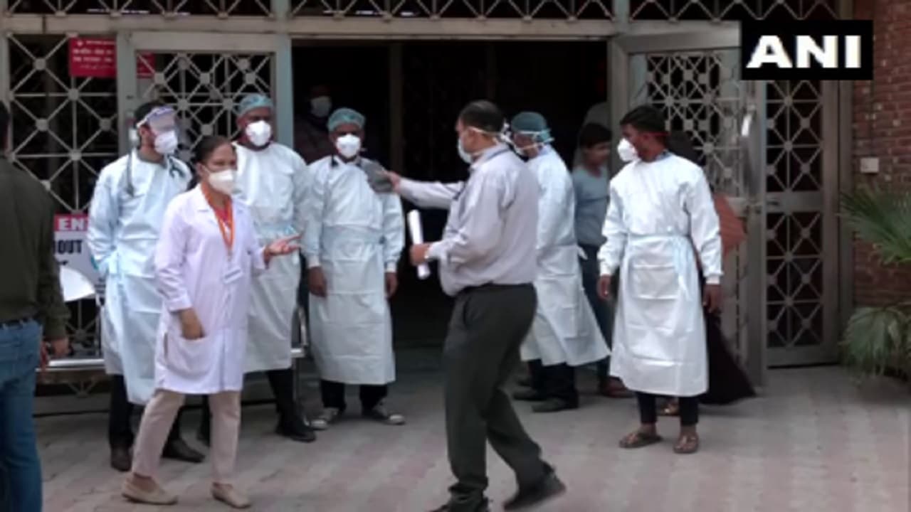 दिल्ली में कोरोना वायरस के बढ़ते मामलों पर प्रशासन अलर्ट, LNJP अस्पताल में रिजर्व किए गए 450 बेड