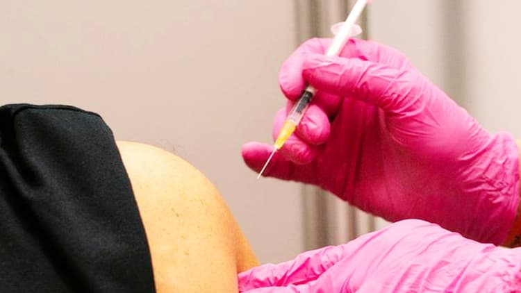 EXCLUSIVE : कोरोना संक्रमण के डर से पश्चिम बंगाल के डॉक्टर चोरी-छिपे लगवा रहे कोविशील्ड की तीसरी डोज