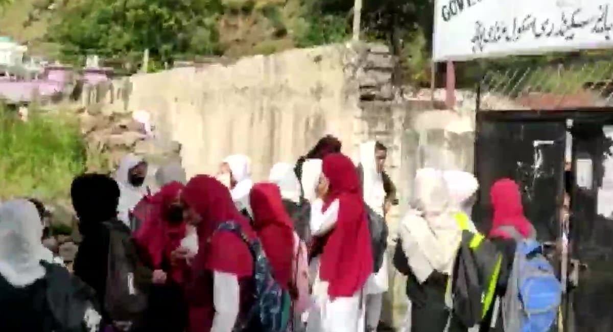 Coronavirus in Jammu-Kashmir: 35 छात्राओं के कोरोना संक्रमित पाये जाने के बाद मंडी में 5 दिन के लिए स्कूल बंद