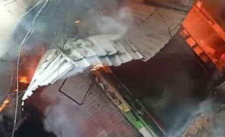 पटना के चितकोहरा बाजार में लगी भीषण आग, कई दुकानें जलकर राख, इलाके में अफरा-तफरी