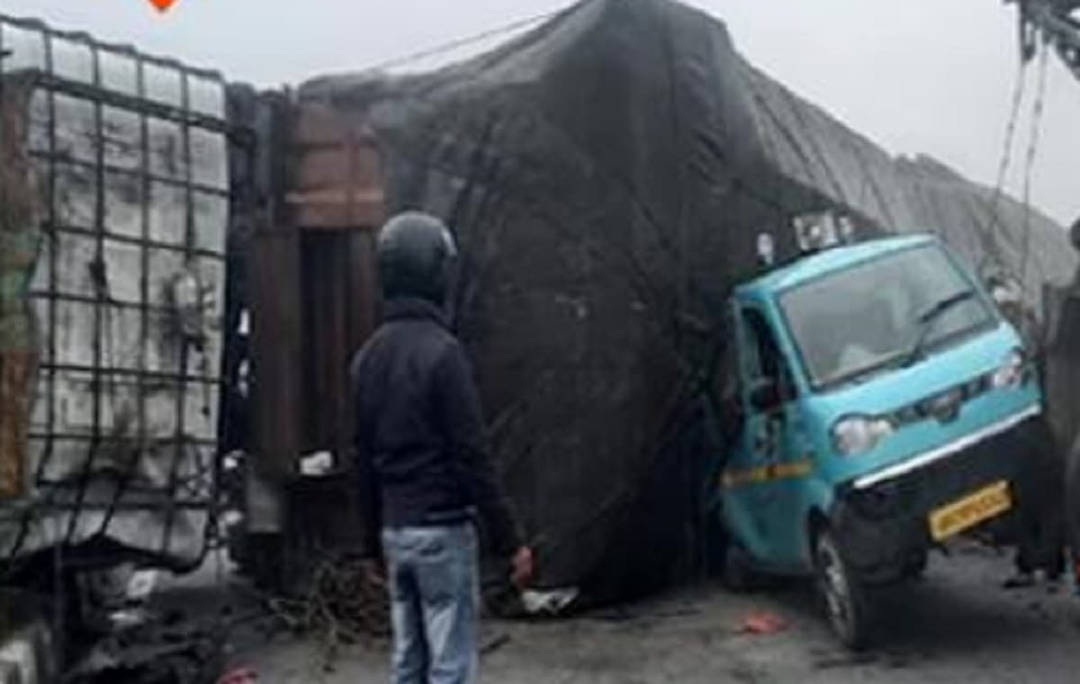 स्कूल खुलते ही गोपालगंज में सड़क हादसा, बच्चों से भरे पिकअप वैन से टकराई चार गाडियां, एक की मौत