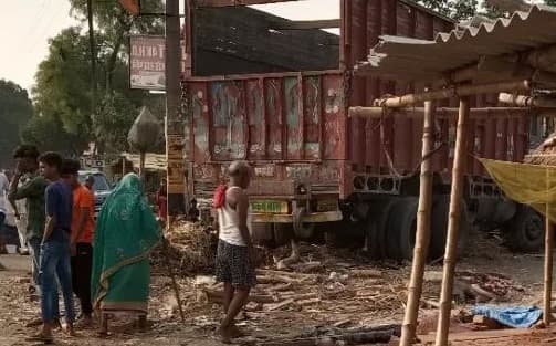 गोपालगंज में दीवार तोड़कर घर में घुसा तेज रफ्तार ट्रक, सो रहे बुजुर्ग की मौत