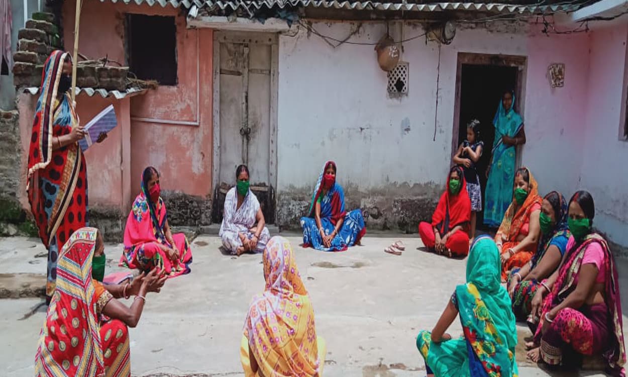 झारखंड में करीब 29,000 सखी मंडल की महिलाएं बनीं कोविड ट्रेनर, ग्रामीणों को कर रही जागरूक