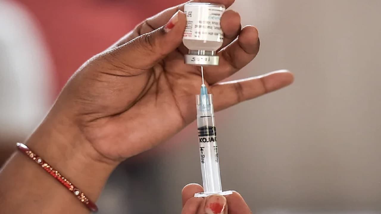 Covid-19 Vaccine: भारत में 18-59 साल के उम्रवर्ग में महज 12 फीसदी ने ली एहतियाती खुराक
