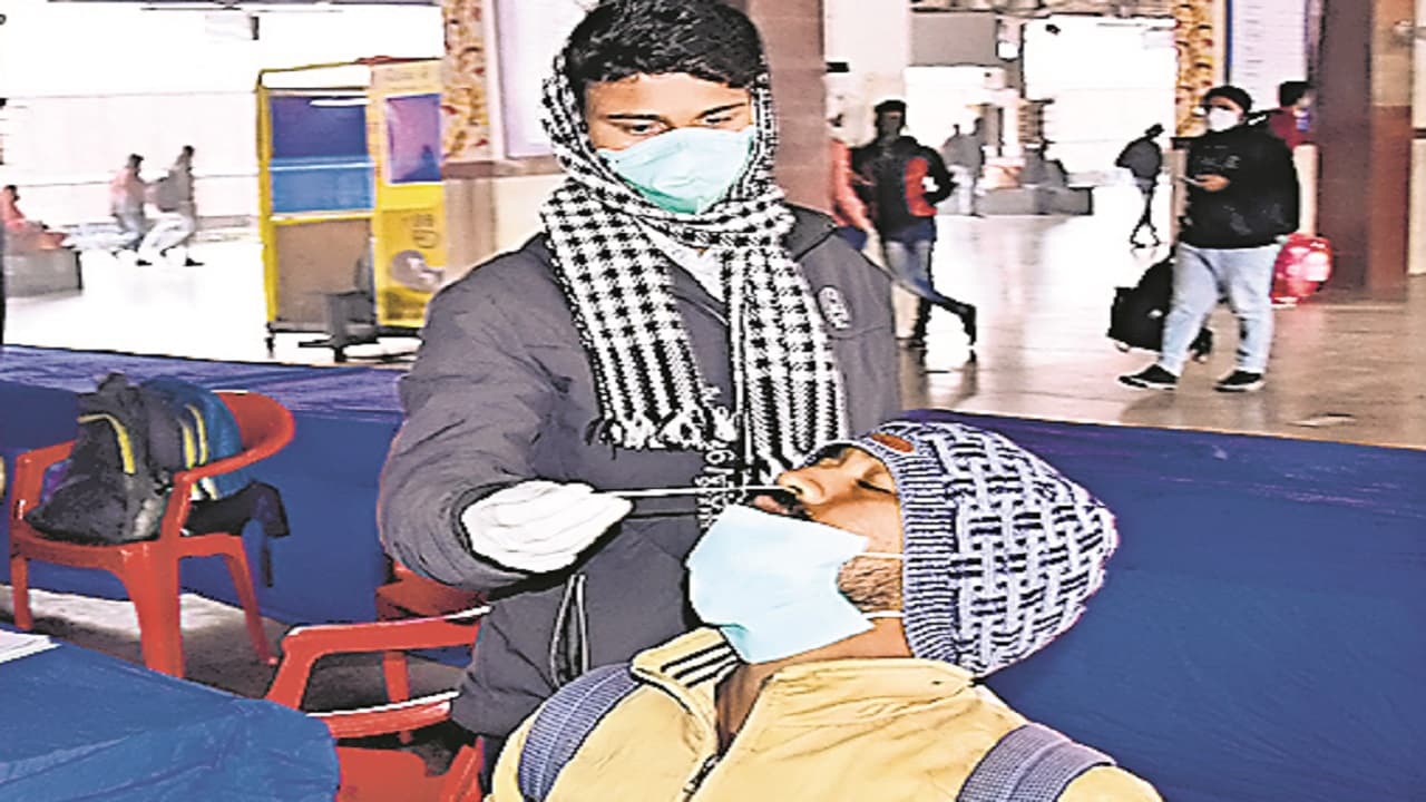 Bihar Corona News: बिहार में डाक से भेजी जायेगी होमआइसोलेशन के मरीजों को दवा, जानें क्या है प्लानिंग