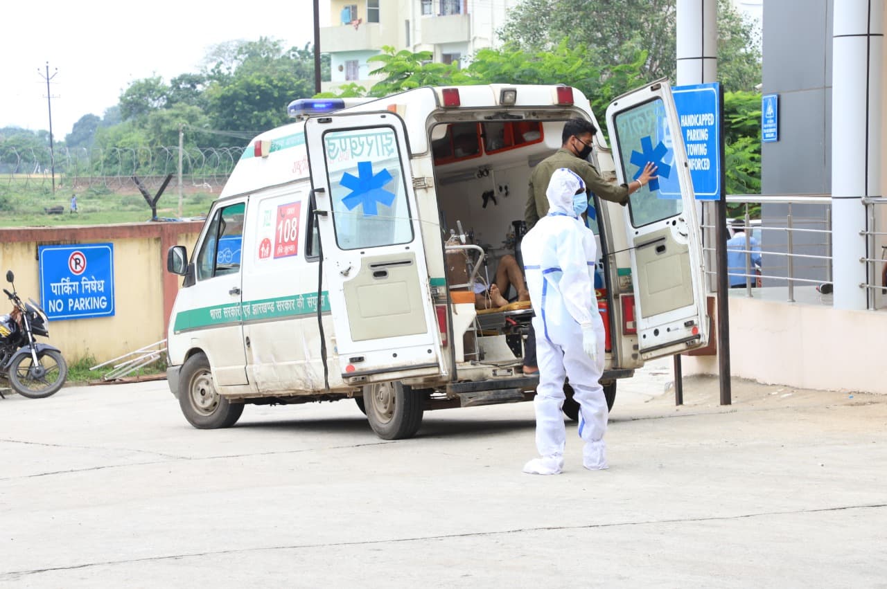 कोरोना संक्रमित थे बेटे और बहू, भागने के दौरान तीसरी मंज़िल की बालकनी से गिर कर पिता की मौत