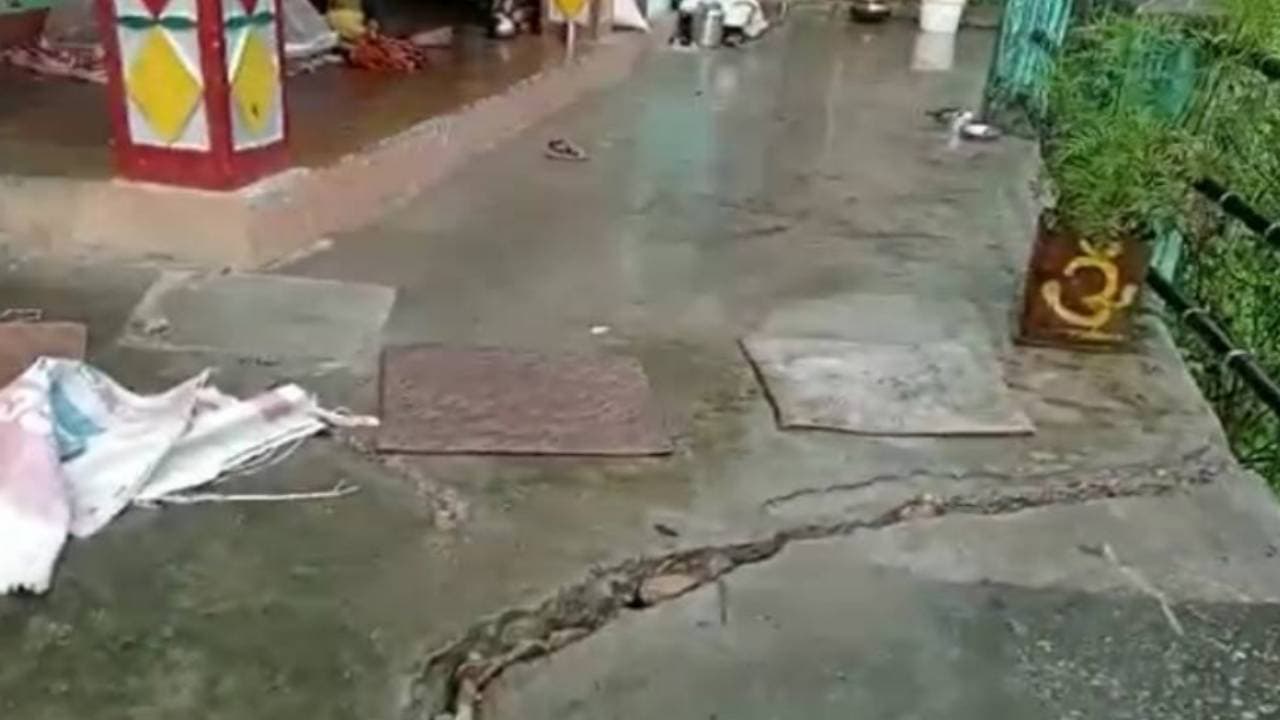 उत्तराखंड में जोशीमठ के बाद दरकने लगा उत्तरकाशी, क्रैक हुईं 30 घरों की दीवारें