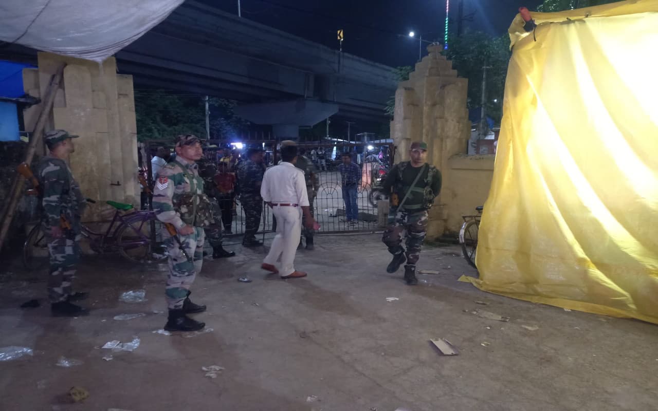 पश्चिमी सिंहभूम के चक्रधरपुर में बिना लाइसेंस पटाखा बेचने वालों पर कार्रवाई, SDO ने दुकान बंद कराया