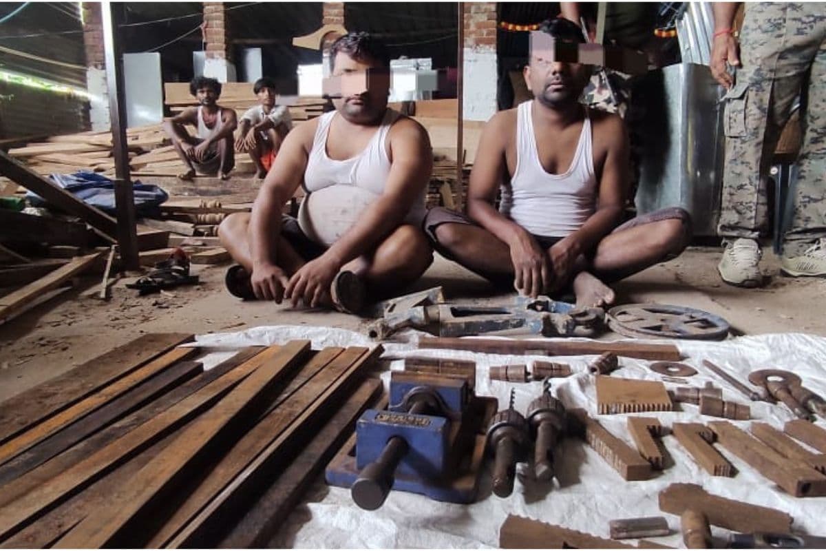 फर्नीचर की दुकान के पीछे चल रहा था अवैध हथियारों का कारखाना, STF और बिहार पुलिस ने किया भंडाफोड़, दाे गिरफ्तार