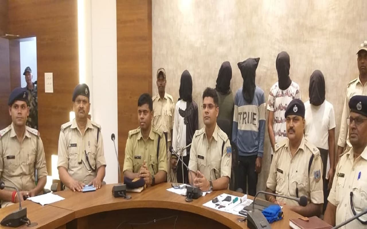 Jharkhand Crime News: रामगढ़ में लूट की योजना बना रहे 5 अपराधियों को पुलिस ने हथियार के साथ दबोचा