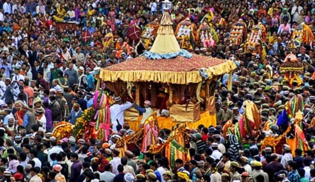 अंतरराष्ट्रीय कुल्लू दशहरे में जीवंत हुई देव परंपराएं, 360 साल में पहली बार सबसे कम देवता पहुंचे