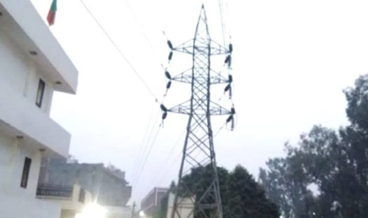 Sitamarhi News : सड़क पर गिरा करेंट प्रवाहित विद्युत तार, फूटा आक्रोश
