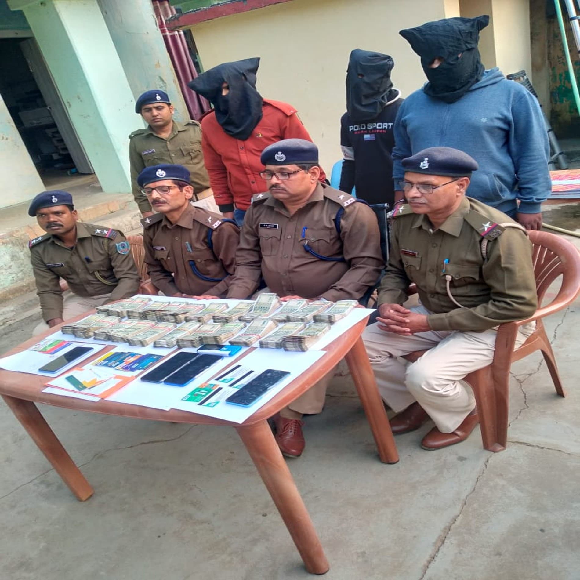 जसीडीह के सिमरिया में तीन भाई मिलकर चला रहे थे साइबर ठगी का गैंग, साइबर पुलिस ने छापामार किया गिरफ्तार