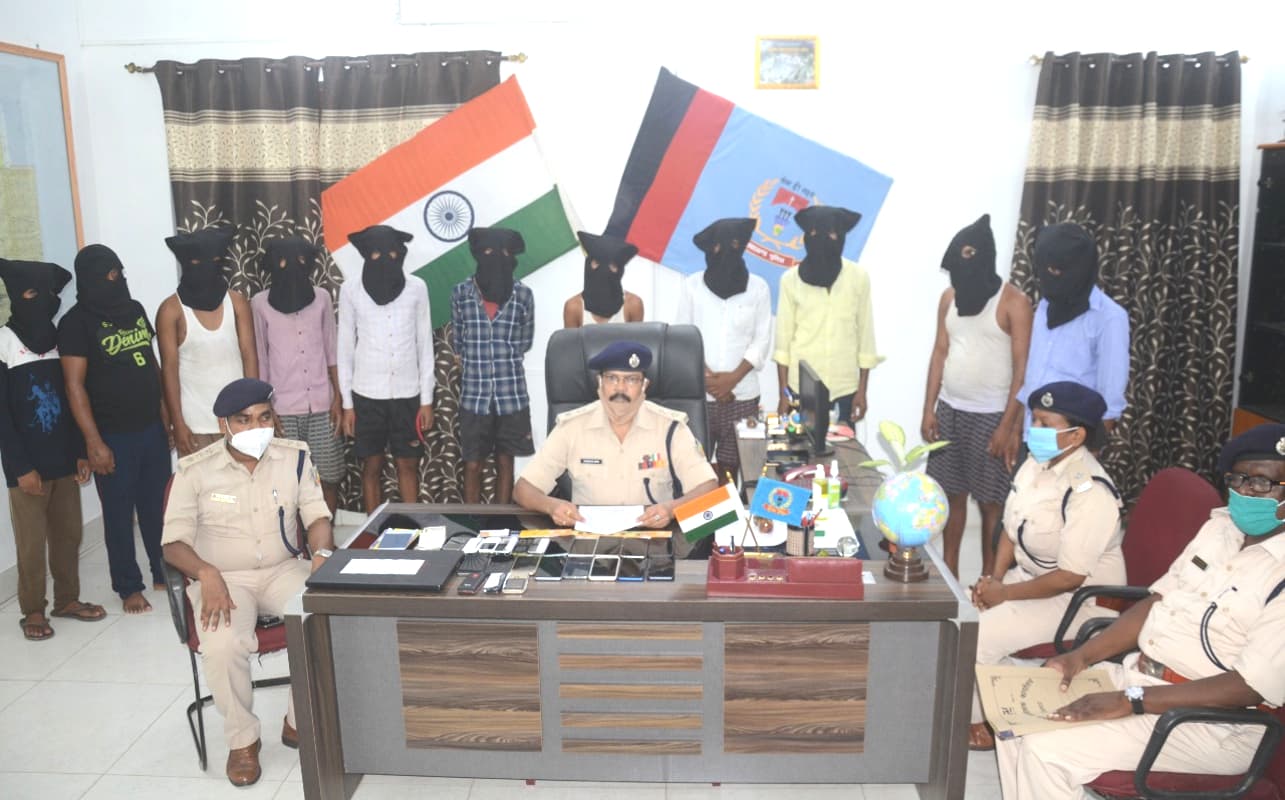 देवघर से फिर 11 साइबर अपराधी पुलिस के हत्थे चढ़े, ऐसे बनाते हैं लोगों को कंगाल