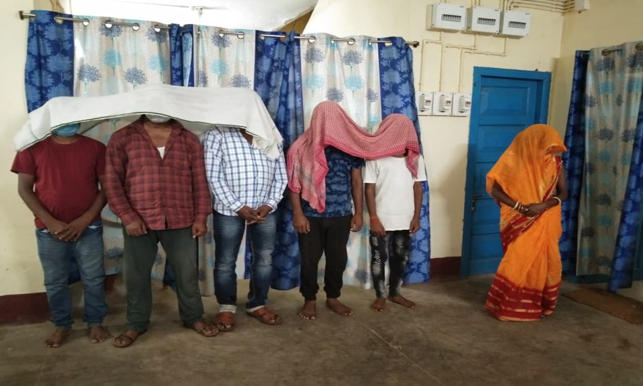 Cyber crime in Jamtara :  पिता- पुत्र एवं पप्पू मंडल की पत्नी सहित 6 साइबर क्रिमिनल गिरफ्तार, 3 बाइक जब्त