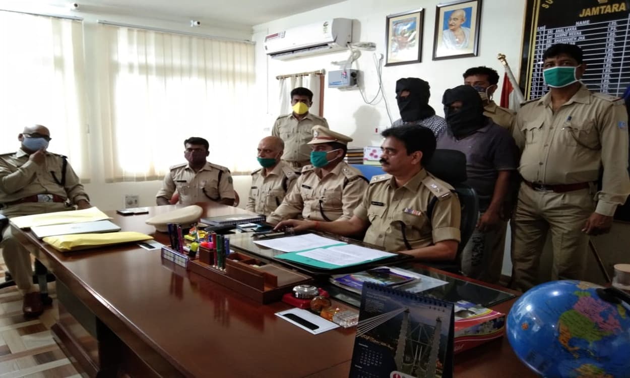 देवघर में साइबर पुलिस की छापेमारी, चार आरोपी गिरफ्तार