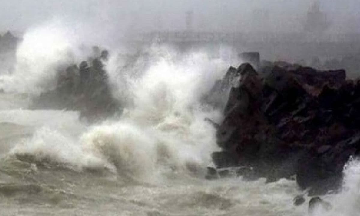 Cyclone Nisarga : महाराष्ट्र में तबाही मचाने के बाद ‘निसर्ग' बढ़ रहा है मध्‍य प्रदेश, लोगों से घर में रहने की अपील
