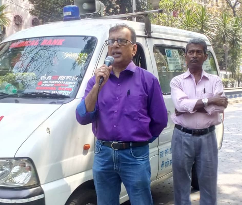 Coronavirus Pandemic: कोलकाता में घूम-घूमकर लोगों को जागरूक कर रहे मेडिकल बैंक के डी आशीष