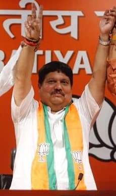 BJP सांसद अर्जुन सिंह के सभा मंच पर हमला, तोड़ डाले मंच और कुर्सियां, आयोग ने मांगी जांच रिपोर्ट