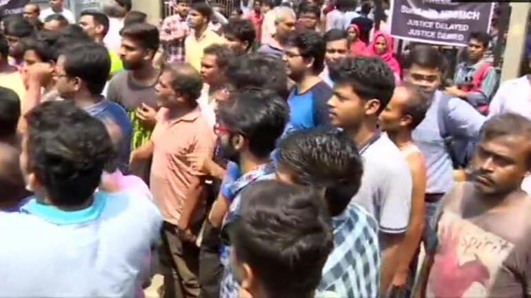 राशन कार्ड से वंचित ग्रामीणों ने डीलर की दुकान का घेराव कर किया हंगामा, राशन मुहैया कराने की मांग