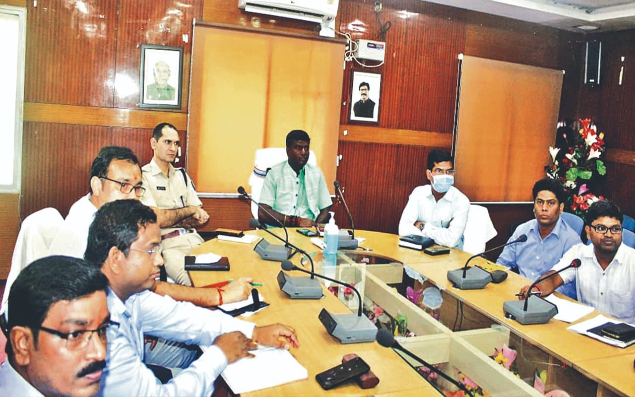 देवघर DC ने यातायात व्यवस्था को सुधारने के दिये निर्देश, कहा- अवैध पार्किंग होने पर जब्त करें वाहन
