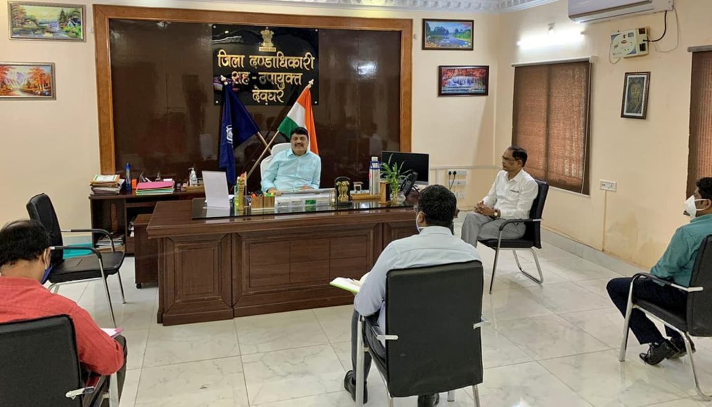 बिहार विधानसभा चुनाव की घोषणा होते ही देवघर के सीमावर्ती इलाकों में सघन छापेमारी