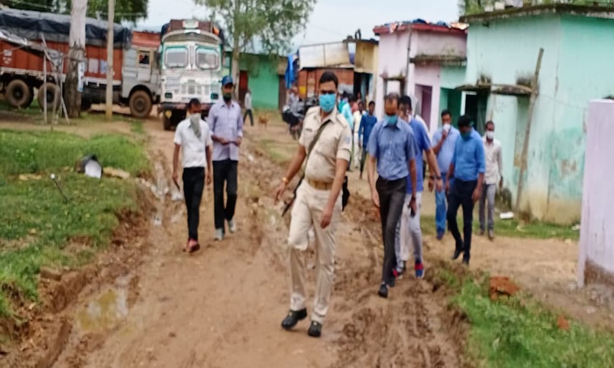 केरेडारी में कीचड़ युक्त सड़क से पार कर गये हजारीबाग डीसी, फिर भी नहीं ली सुध!