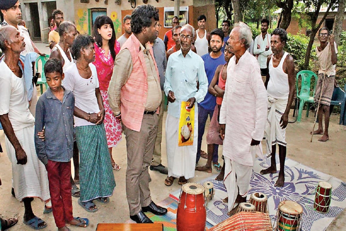 सीएम हेमंत के निर्देश पर शिल्पकारों के गांव पहुंचा प्रशासन, विशेष शिविर लगाकर कई योजनाओं के लिए लिया आंवेदन