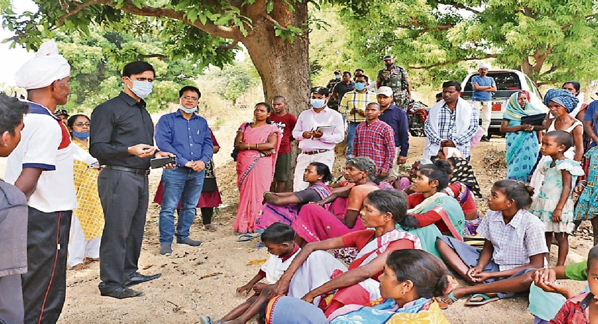 खबर का असर: वीर शहीद तेलंगा खड़िया के गांव पहुंचे उपायुक्त, परिजनों को सुविधा देने का दिया निर्देश