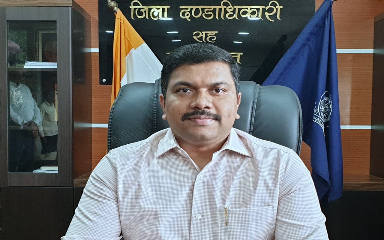 पलामू में सरकारी स्कूल टीचर खुद रहते थे गायब, गांव के शख्स से करवा रहे थे पढ़ाई, डीसी ने लिया ये एक्शन