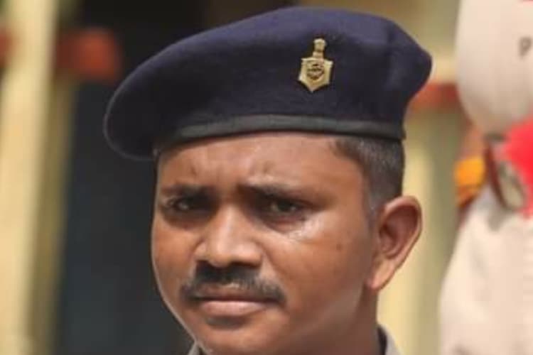 झारखंड: पुलिस इंस्पेक्टर का रीडर 5 हजार रुपये रिश्वत लेते अरेस्ट, एसीबी के दबोचते ही हुआ बेहोश