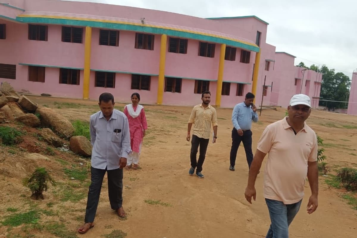 प्रभात खबर इंपैक्ट: छात्राओं से चावल की बोरी ढुलाई मामले की डीईओ ने की जांच, वार्डेन व सप्लायर को शोकॉज