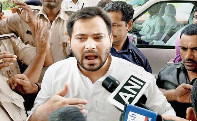 विधानसभा में हंगामे के बाद राज्यपाल से मिलने पैदल निकले तेजस्वी यादव, राजभवन के बाहर प्रदर्शन कर रही राजद