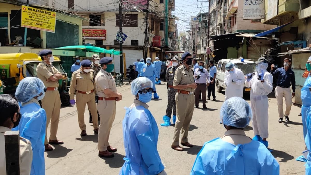 Coronavirus in Indore : इंदौर के नये इलाकों में फैल रहा कोरोना वायरस संक्रमण, शहर को बचाने खुद मैदान में उतरे डीजीपी