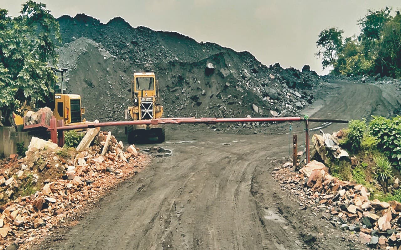Jharkhand: यहां पीस नहीं, ‘फायर’ है, कोई झुकने को नहीं है तैयार, प्रभावित हो रहा 3 हजार परिवार का रोजगार Jharkhand: यहां पीस नहीं, ‘फायर’ है, कोई झुकने को नहीं है तैयार, प्रभावित हो रहा 3 हजार परिवार का रोजगार