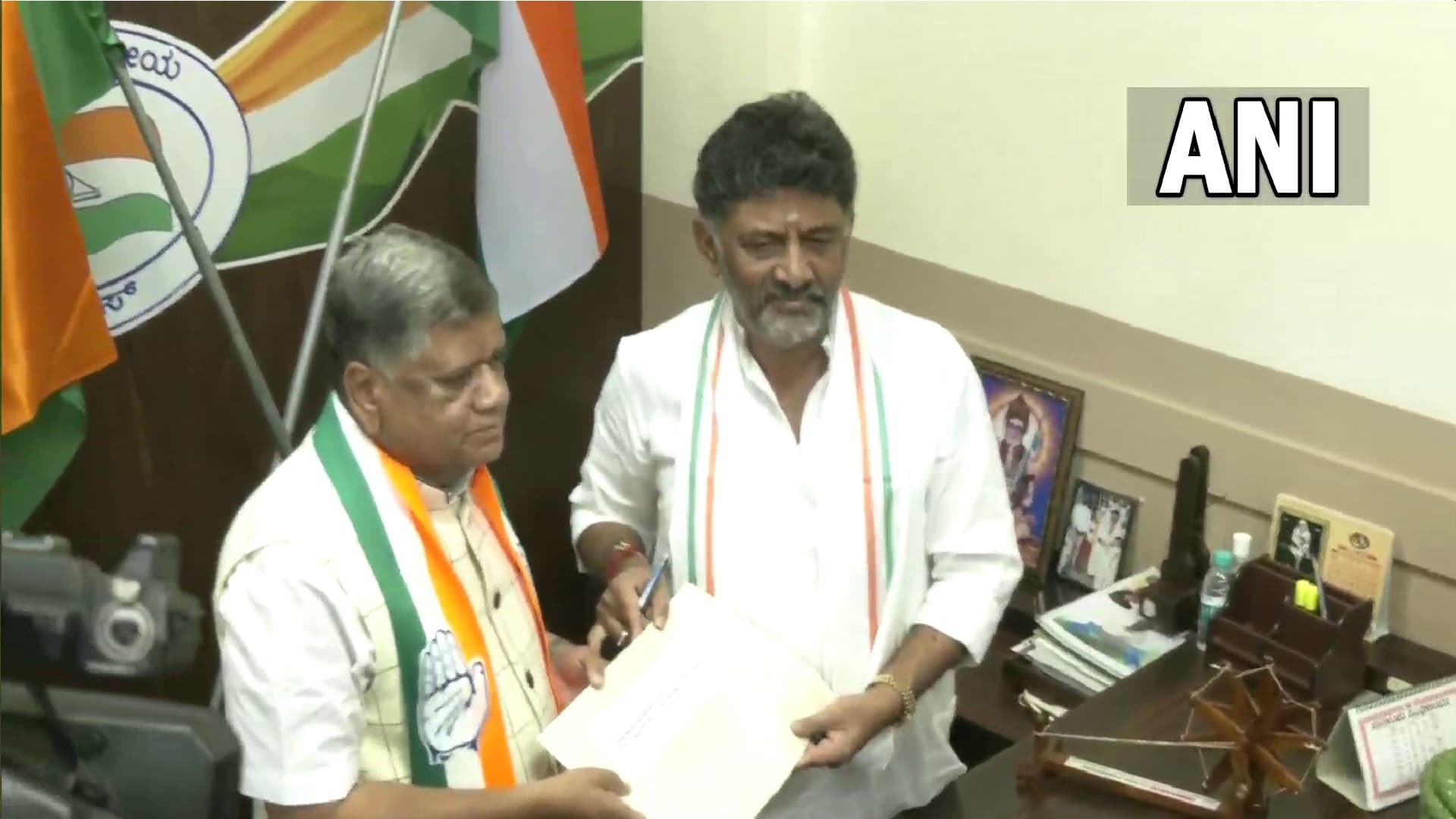 Karnataka Elections 2023: कांग्रेस के टिकट पर चुनाव लड़ेंगे जगदीश शेट्टार, कहा- पत्तों की तरह बिखर रही BJP