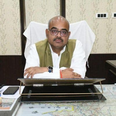 कुर्बानी के लिए रखे गए बकरे को ले गये चोर, देवर‍िया के डीएम ने की अनोखी मदद, अब चारों तरफ हो रही वाहवाही