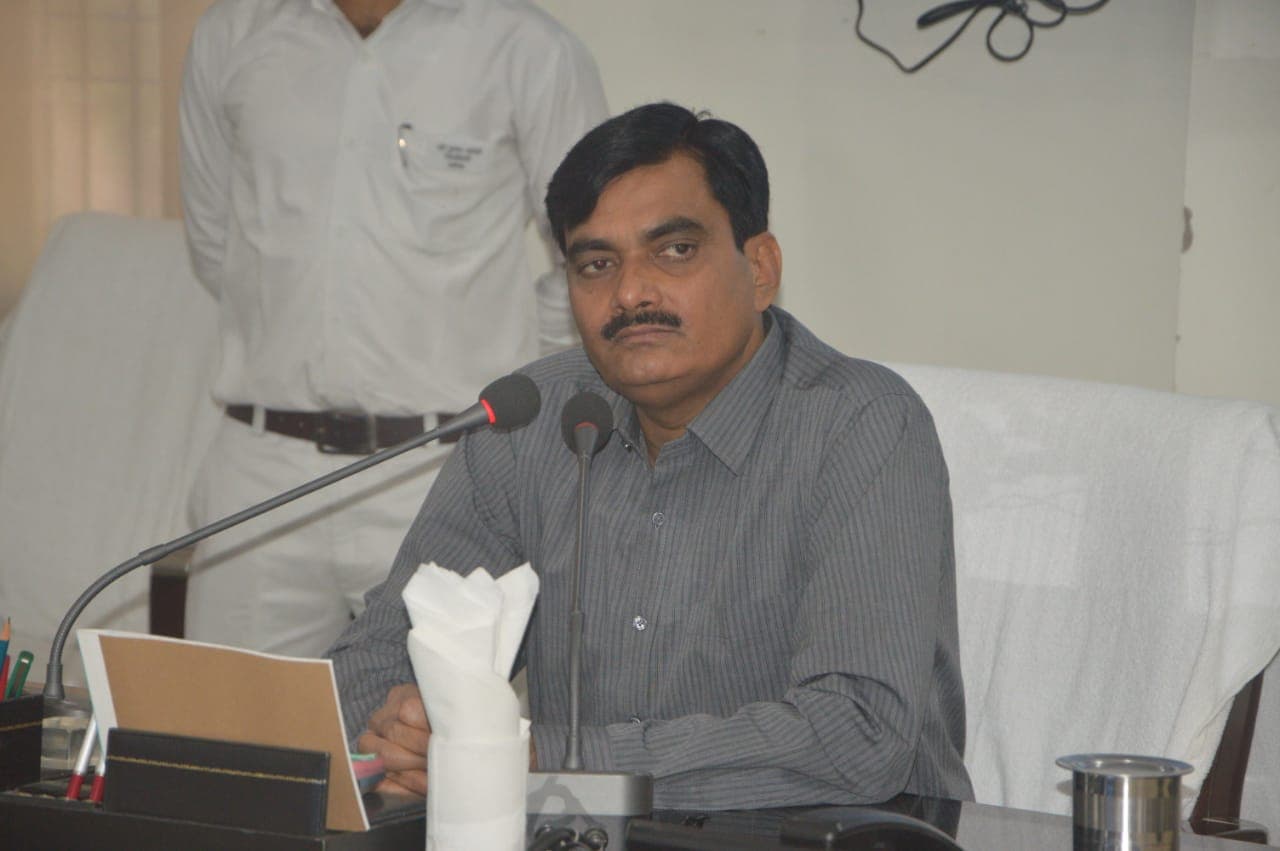 Aligarh: संवैधानिक दायरे से बाहर जाने वालों पर होगी कड़ी कार्रवाई, डीएम इंद्र विक्रम सिंह ने दिए निर्देश