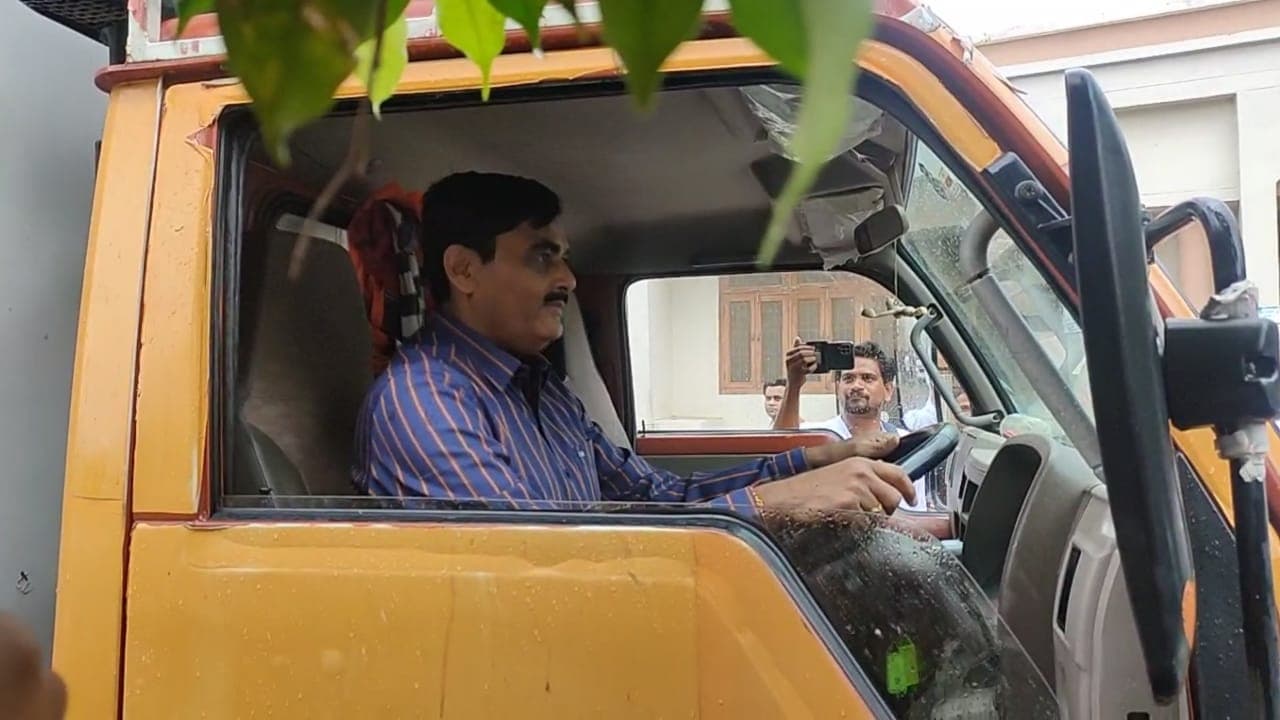 Har Ghar Tiranga: अलीगढ़ के डीएम ने चलाई मेटाडोर, वजह जानकर हैरान रह जाएंगे आप