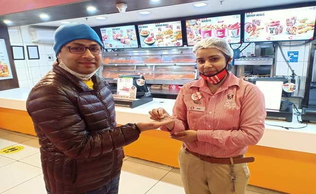 दिल्ली के KFC में जब पूर्णिया डीएम को मिली खोयी हुई सगाई की अंगूठी, ट्वीट कर कही ये बात...