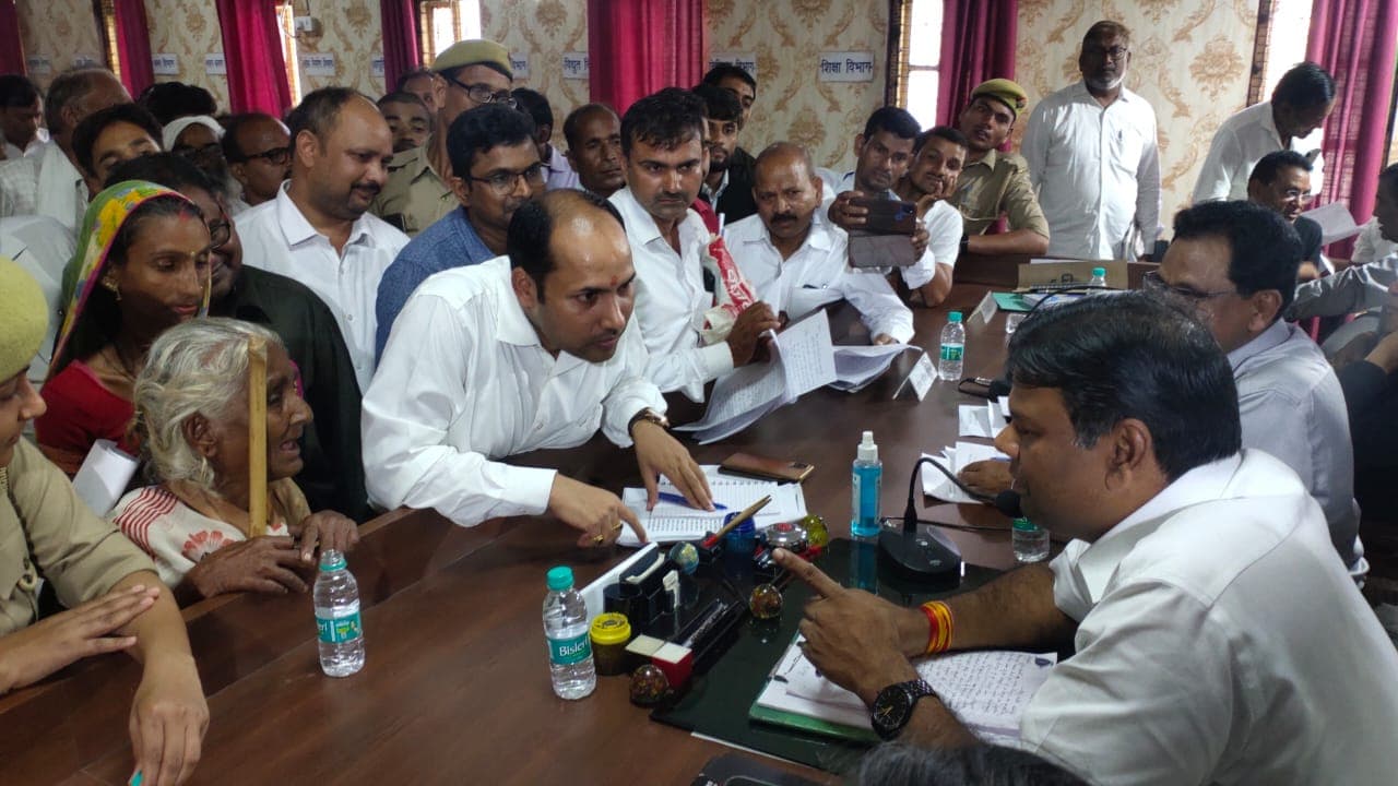 90 साल की बुजुर्ग मह‍िला ने मांगी दो वक्‍त की 'रोटी', लखनऊ के डीएम ने भ‍िजवा द‍िया सालभर का राशन