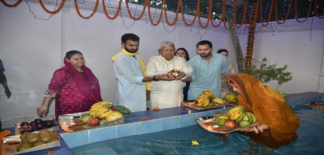 Chhath Puja 2021: सीएम नीतीश के आवास में गूंज रहे छठ गीत, लालू-राबड़ी के यहां इस बार शांति