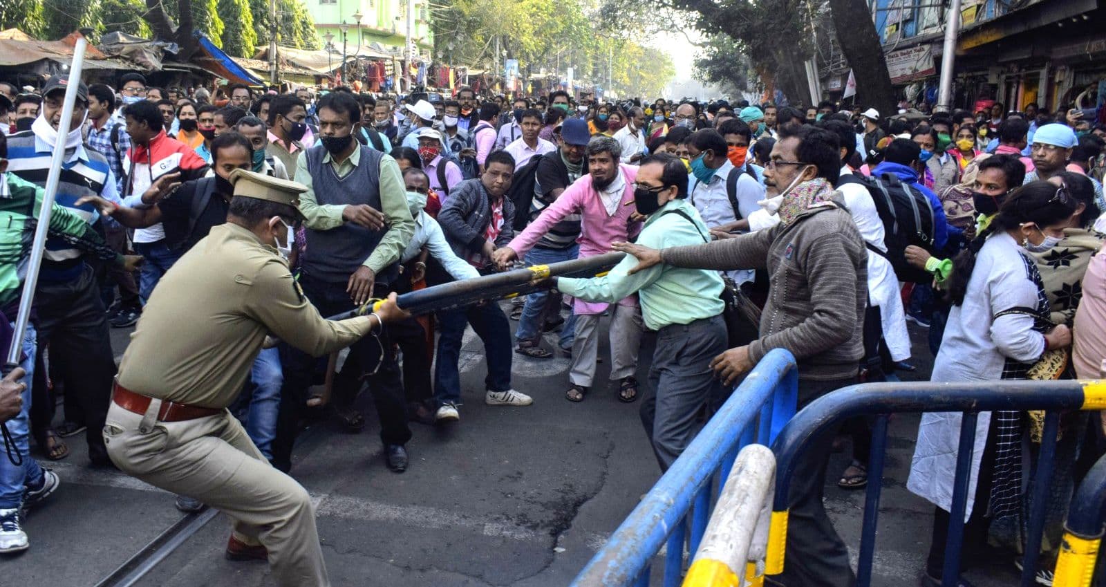 Kolkata News: नबान्न जा रहे पारा टीचर्स पर पुलिस ने भांजी लाठियां, 7 अस्पताल में, 60 हवालात में