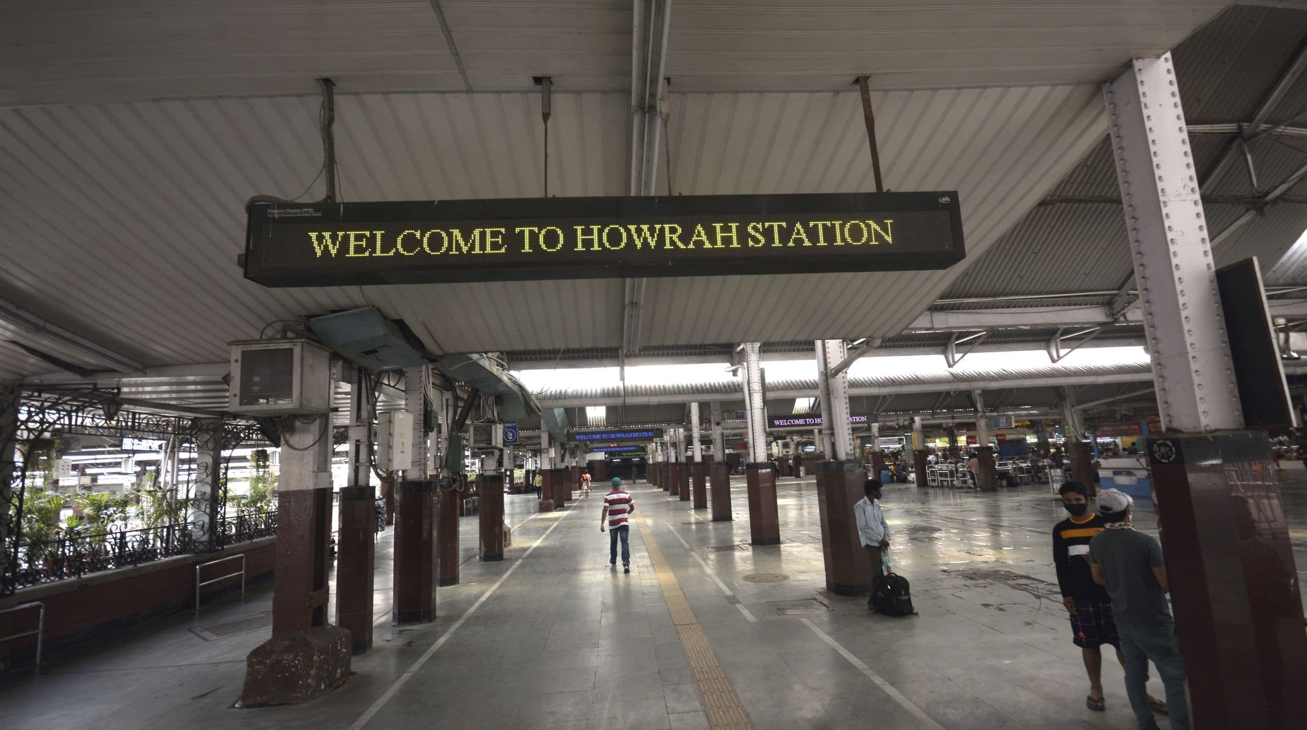 बंगाल की लाइफलाइन पर लगा ब्रेक, स्टेशनों पर पसरा सन्नाटा, 1232 लोकल ट्रेनों का परिचालन ठप